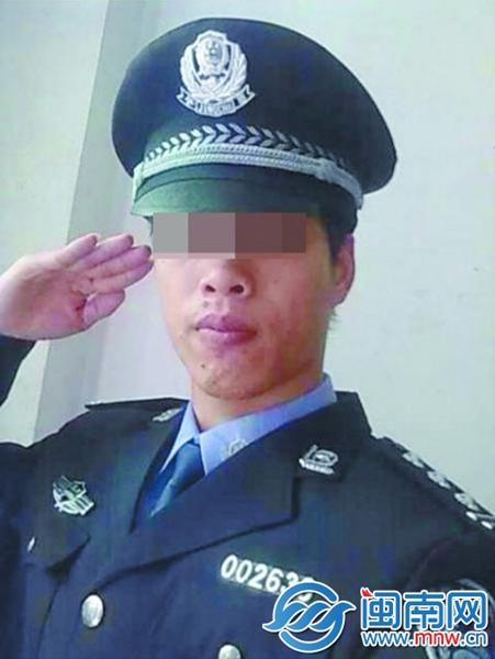 前些天,他在"泉城交警"微博上传了"警服照".