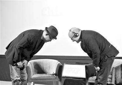 姜文自称施隆多夫"粉丝代表" 二人深鞠躬(图)