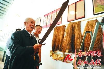 新四军老战士正在参观抗战时期的大刀30多年来,合肥市民王正善斥资