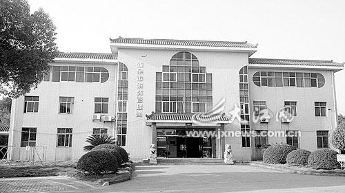 江西一殡仪馆不准外带骨灰盒花圈 否则不准火化