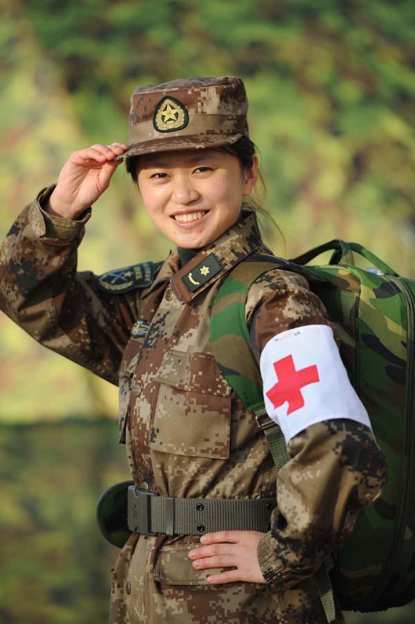 沈阳军区靓丽女军医演习躲避火力救伤员(组图)