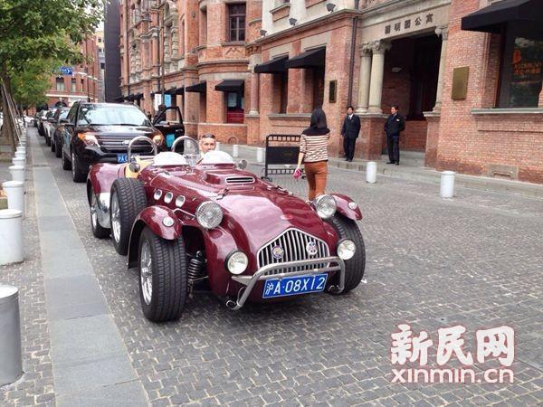 复古老爷车队上海外滩巡游 国产红旗车抢眼(组图)(3)