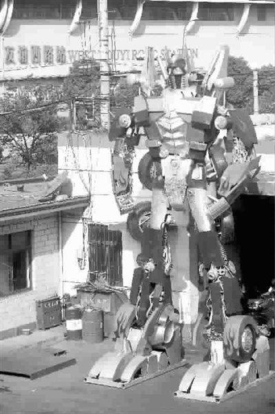 上海现8米高“擎天柱” 由6辆报废汽车拼装(图)