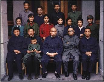 1974�꣬Ҷ��Ӣ�ڱ���ס��ͬ������Ӱ��