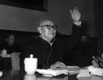 1978��12��26�գ�Ҷ��Ӣ�����ٿ����ȫ���˴�ί�����λ��飬����ͨ������̨��ͬ���顷��