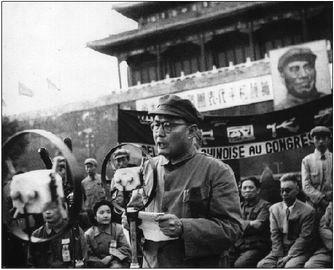 1949��5��25�գ���ƽ�л�ӭ��ϯ����ӵ����ƽ�����й������Ź�����ͼΪҶ��Ӣ�ڻ�ӭ����Ϸ��ԡ�