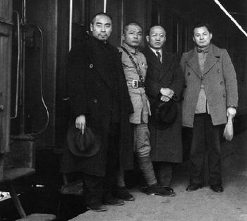 1938�괺��Ҷ��Ӣͬ�ܶ�������һ������ĭ�����������ʹӿ���ǰ�������人�����»���������ں��ڻ�վ��