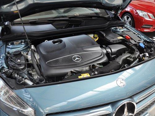 奔驰(进口) A180 1.6T DCT 发动机主体特写