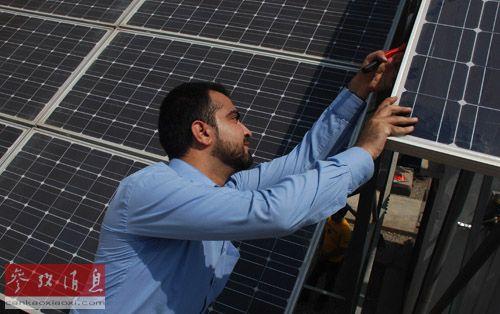 ����ͼƬ��6��9�գ��ڰͻ�˹̹�����������϶������İ͸��ﰲ�壬һ���й��ƶ�������Ա��ά��̫���ܻ�վ���»��������Ӿ�� 