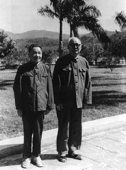 1977��11�£�Ҷ��Ӣͬ��Сƽ�ڹ��ݡ�