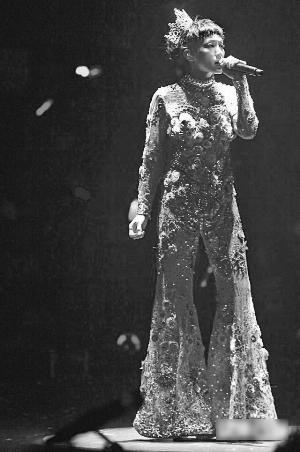 何韵诗视绯闻密友邓九云为"家人"(图)