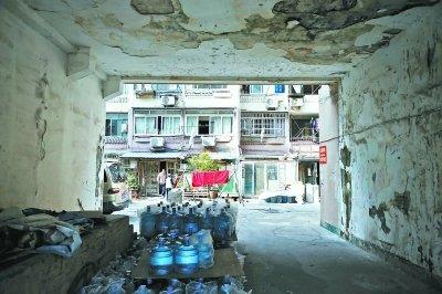 上海一大楼贴“假窗户” 外表光鲜内里脏乱