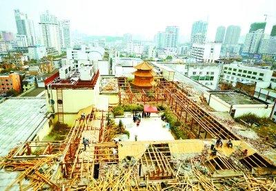 南宁一楼顶“宫廷”违建被强拆