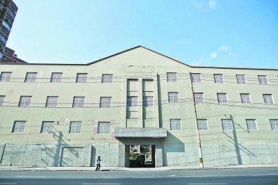 上海一大楼贴“假窗户” 外表光鲜内里脏乱