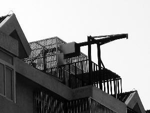 楼顶支起电动滑轮.李倩摄