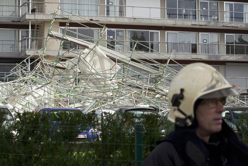 10��28�գ��ڱ���ʱ÷��ɪķ��13��¥�ߵĽ��ּܱ����ε����»���/����