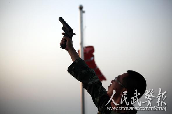 发射信号弹.图片来源:人民武警报