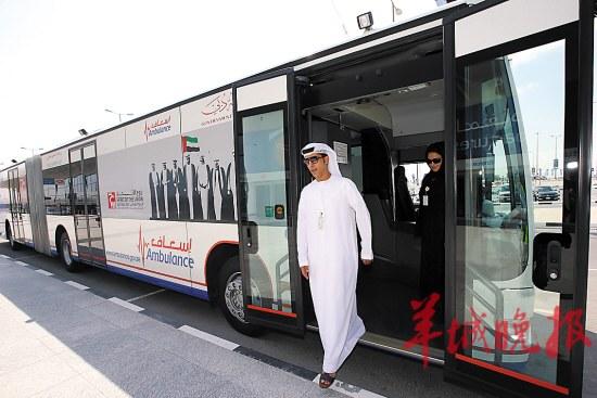 迪拜超大救护车 车长18米可同时收治44名病人