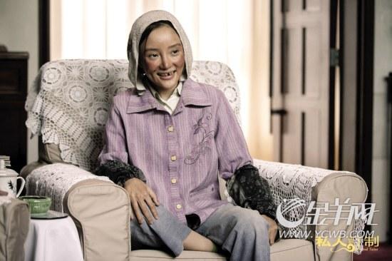 李小璐新片扮丑当村姑 盘腿坐沙发造型颠覆(图)