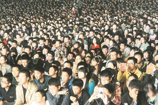 易中天演讲爆红:1.3万人挤爆现场 无票学生大哭