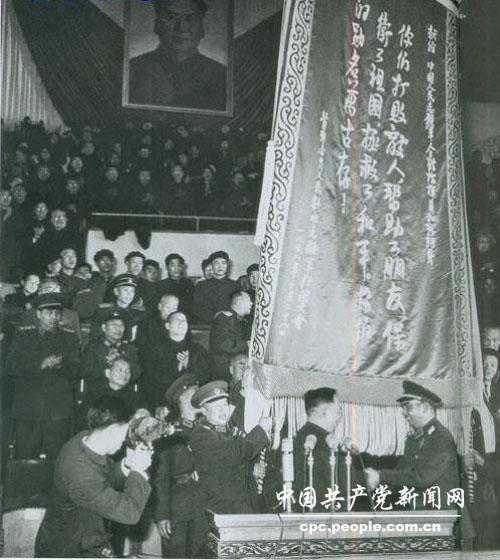 1958�꣬��ƽ���������׶�����һ����˼����ϴ���־Ը�������׶��������͵ľ޷����졣