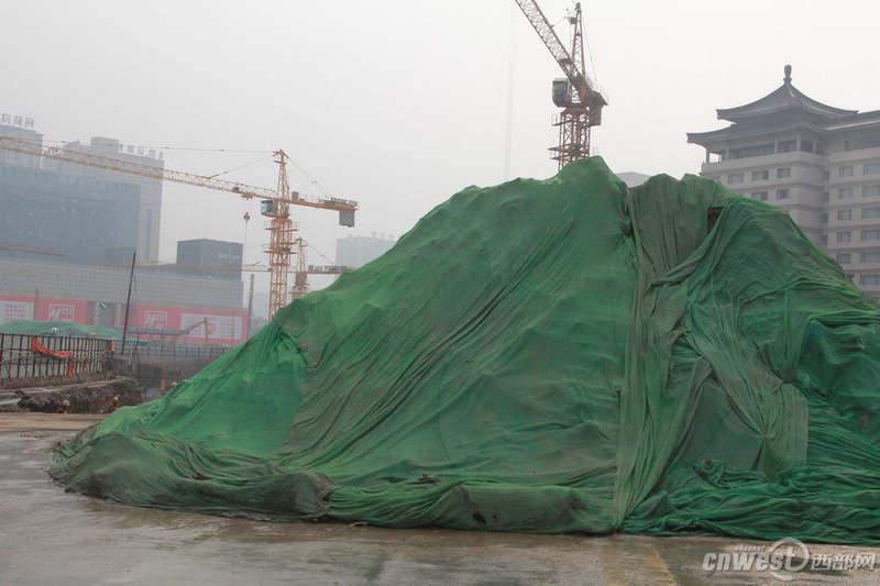 ���������Ÿ��칤��ʩ�������Ͽ�����ʩ���ڳ����������ѳ���һ��Сɽ��