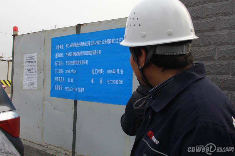 ��������Ҫ�󹤵ر������Ҹ�ʾ�ƣ����У������������⹤���ʾ�Ʋ������װ��֣����������ڹ������⹤���ʾ�Ʋ����̵װ��֣�Ӧ�������չ������⹤���ʾ�Ʋ��ûƵ׺��֡�