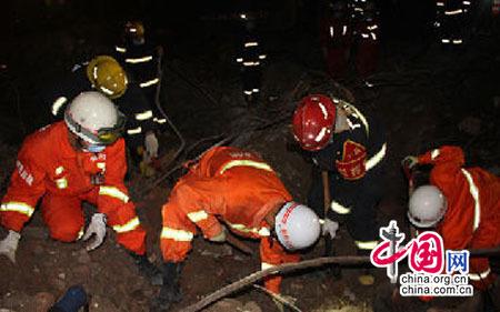 中山一工地发生垮塌事故 60名消防员搜救被埋工人