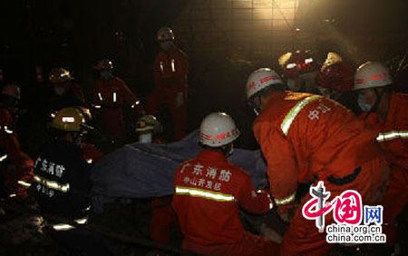 中山一工地发生垮塌事故 60名消防员搜救被埋工人