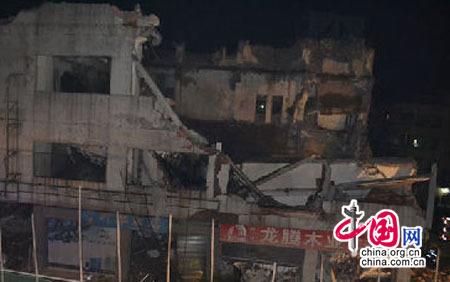 中山一工地发生垮塌事故 60名消防员搜救被埋工人