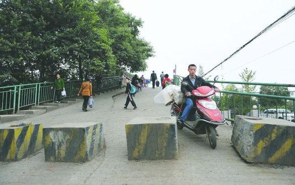 成都一小区交通不便:抬人进医院比急救车快(图)