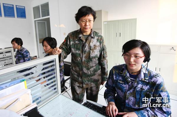 董尤心深入值班部位,了解官兵们值班情况