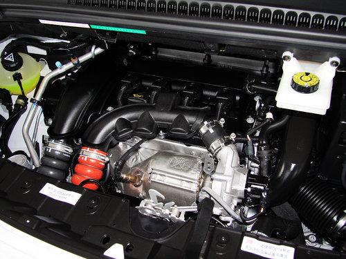 东风标致 1.6T 自动 发动机主体特写