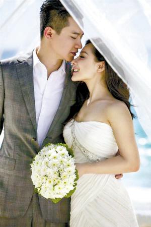 刘璇婚礼请柬可叠成小马 祝愿嘉宾有万马奔腾气象