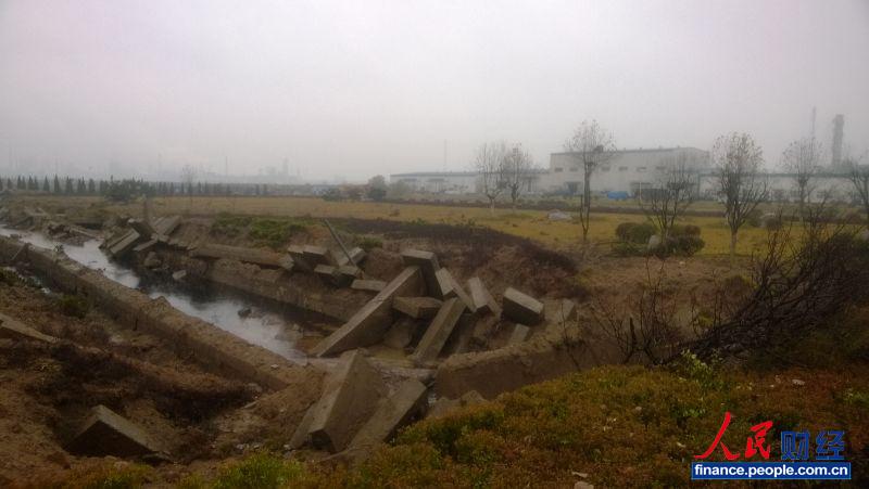  ����������11��24�յ� ������ Ѧ�ף�22���賿2ʱ40�֣���ʯ���ൺ���������͹����������ԭ��й©������������ˮ�������뺣��22��10ʱ30�����ң���ˮ���������͹���������ҵ�ֳ���̷�����ȼ(������ȼ����Լ700��)�����ߵ�··���������𣬲��������뺣��ԭ��ȼ�ա���ֹ24������12ʱ������������������49�ˡ�������ǰ�����ߵ�һʱ��ϸ��ֳ�����¼��Դ˴��¹ʵ��ص�Ӧ�������ͼΪ�ൺ���������������������������Ϊ���ء�����Ӱ ������