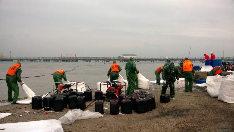 24��15�㣬��11-22��ȼ�¹ʷ����ѳ���53Сʱ�����ൺ�п������Ÿ�ׯ���������غ��²��ŵĹ�����Ա����һ�����˾�Ĺ�����Ա���ڽ��к������������������������������������һЩӰ�죬�����������ͣЪ��ͼΪ�ൺ�п������Ÿ�ׯ�������ߣ�������Ա���������ۡ�����Ӱ ������