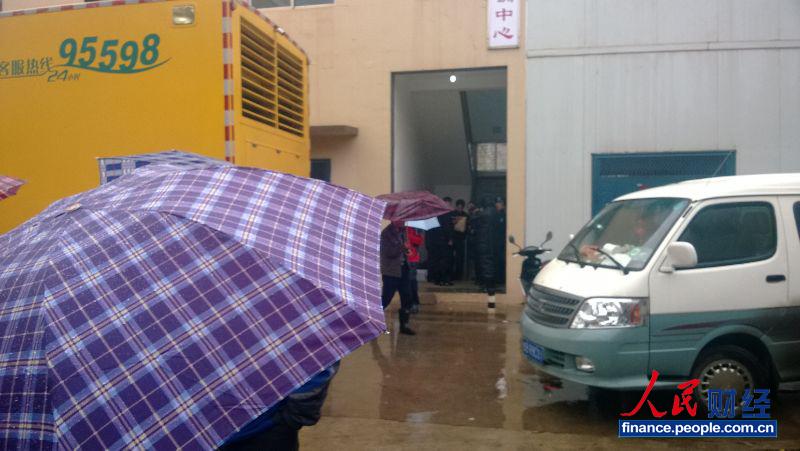 ͼΪ24������10��30�֣��Ƶ���ҽԺ��Ա�������ſ�ִ�ڵľ��졣(��Ӱ ����)