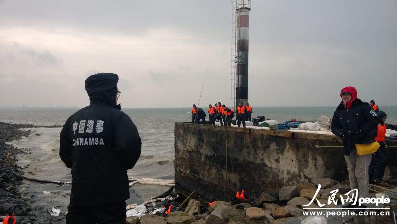 24��15�㣬��11-22��ȼ�¹ʷ����ѳ���53Сʱ�����ൺ�п������Ÿ�ׯ���������غ��²��ŵĹ�����Ա����һ�����˾�Ĺ�����Ա���ڽ��к������������������������������������һЩӰ�죬�����������ͣЪ��ͼΪ�ൺ�п������Ÿ�ׯ�������ߣ�������Ա���������ۡ�����Ӱ ������