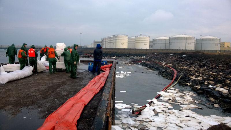 24��15�㣬��11-22��ȼ�¹ʷ����ѳ���53Сʱ�����ൺ�п������Ÿ�ׯ���������غ��²��ŵĹ�����Ա����һ�����˾�Ĺ�����Ա���ڽ��к������������������������������������һЩӰ�죬�����������ͣЪ��ͼΪ�ൺ�п������Ÿ�ׯ�������ߣ�������Ա���������ۡ�����Ӱ ������