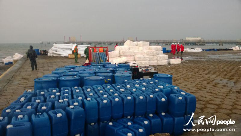 24��15�㣬��11-22��ȼ�¹ʷ����ѳ���53Сʱ�����ൺ�п������Ÿ�ׯ���������غ��²��ŵĹ�����Ա����һ�����˾�Ĺ�����Ա���ڽ��к������������������������������������һЩӰ�죬�����������ͣЪ��ͼΪ�ൺ�п������Ÿ�ׯ�������ߣ�������Ա���������ۡ�����Ӱ ������