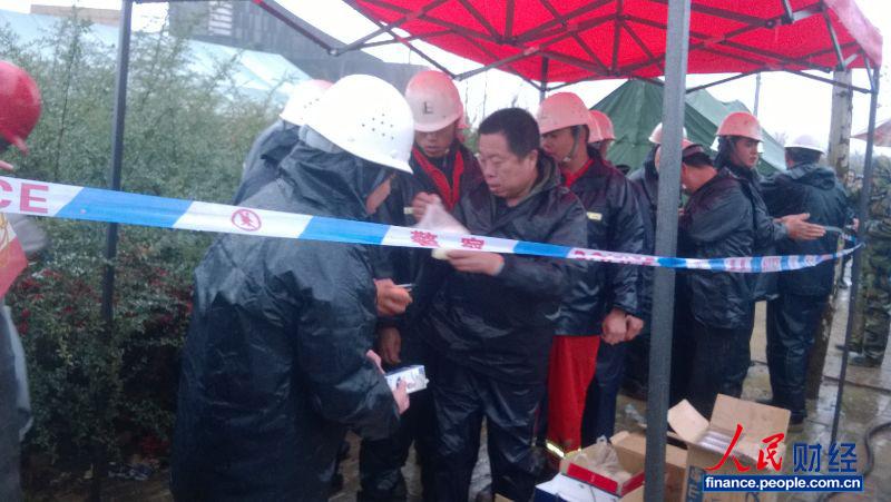 �ൺ�п������ػʵ�·������12�㡣ͼΪ��Ԯ�����ֳ��ĺ�����Ա�ڷ��źз���(��Ӱ ����)