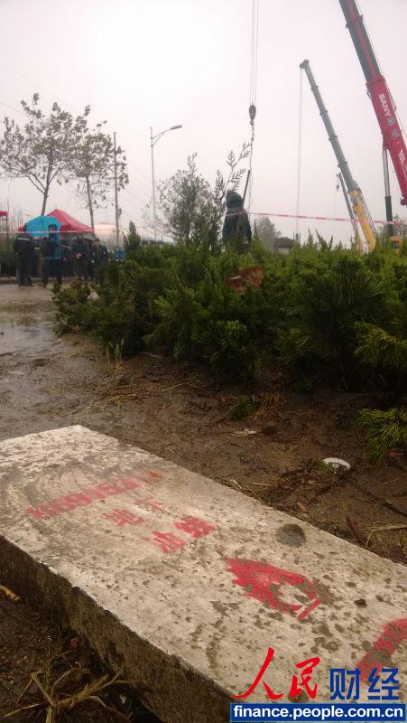 ͼΪ�ൺ�п������ػʵ�·�ֳ�һ�鵹���ĵ������߱�ʶʯ�ơ�����Ӱ ������