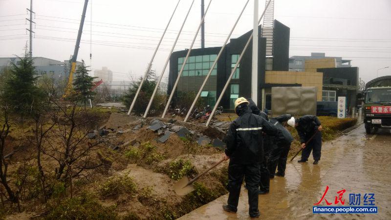 11��24������12�㣬�ൺ�п����������������������������Ĺ�����Ա����Ϥ����������������ι��߱�ը�ܵ��ƻ���Ϊ���صĵص�֮һ��(��Ӱ ����)