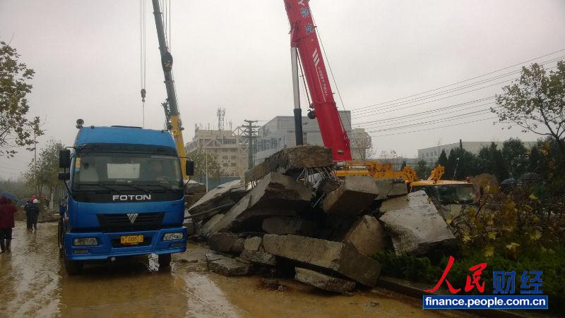 ͼΪ�¹ʴ����ֳ����������������⡣�������ڴ����ֳ�·��ʯ�顣����Ӱ ������