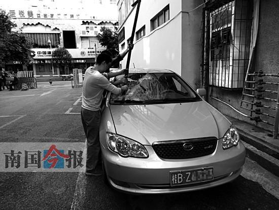 ����¥һ������ǽ�ϵ���ʴˮ��׹�� �̴�С������