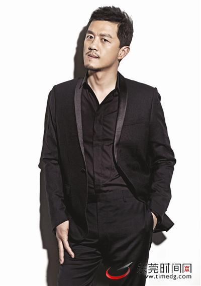 李亚鹏疑已交新欢 与年轻女子车库牵手激吻