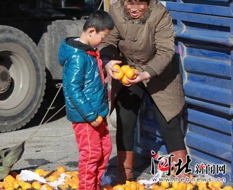 唐山货车侧翻 35吨鲜桔遭哄抢 所剩无几