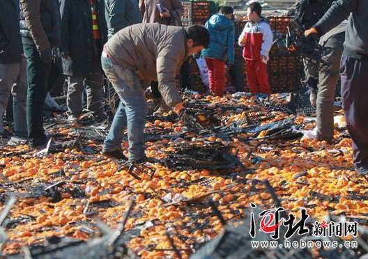 唐山货车侧翻 35吨鲜桔遭哄抢 所剩无几