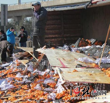 唐山货车侧翻 35吨鲜桔遭哄抢 所剩无几