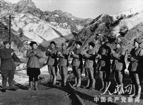 1951年3月起,中国人民志愿军曾多次派出归国代表,向祖国人民汇报在朝鲜战场打击美国侵略军的情况,同时参观节日观礼。图为志愿军归国代表团出发之前,彭德怀司令员为他们送行。